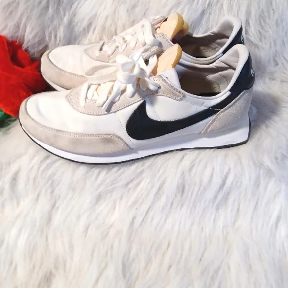 Nike Black/White Sneakers - Picture 5 of 7